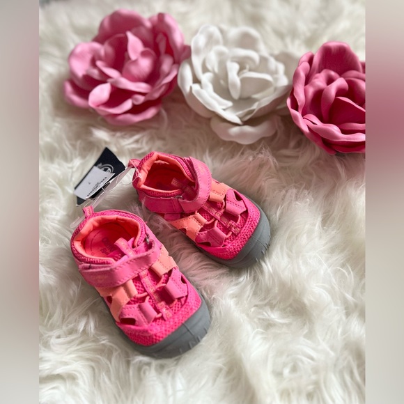 3/$20 NWT Oshkosh B’gosh Swimming Shoes for Girls Size 7c - Picture 1 of 3